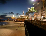 A Praia do Farol da barra em Salvador de noite