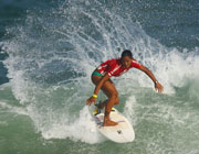 Surfing na Praia Jardim de Alah de Salvador